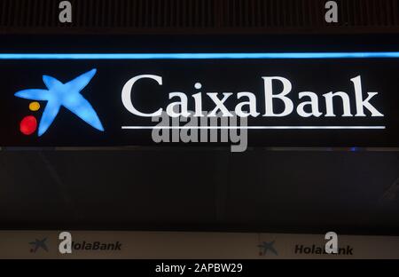 Spagna. 13th Gen 2020. Spagnolo più grande banca di risparmio la Caixa visto in Spagna. Credit: Budrul Chukrut/Sopa Images/Zuma Wire/Alamy Live News Foto Stock