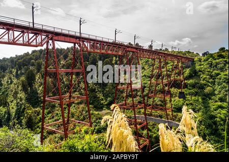 Viadotto Makatote, traliccio in acciaio e ponte a piastre, di Peter Seton Hay, 1908, Parco Nazionale di Tongariro, Isola del Nord, Nuova Zelanda Foto Stock