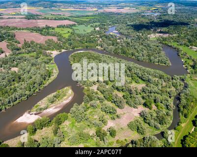 La vista aerea del fiume Mura in Croazia e. Ungheria Foto Stock