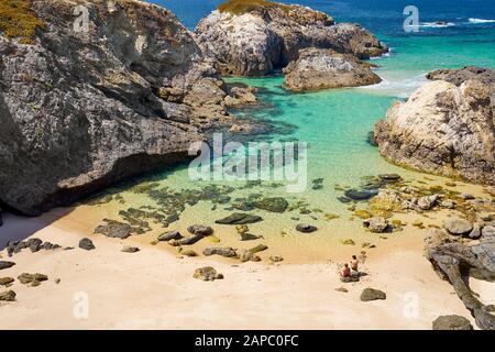 Vasca da bagno spiaggia vicino Porto Covo, Costa Vicentina parco naturale, Portogallo Foto Stock