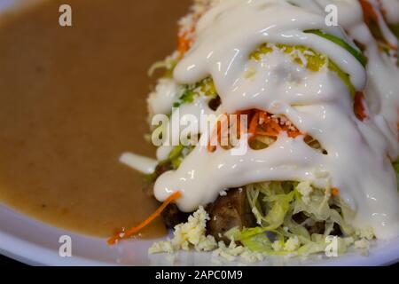 Piatto di cucina messicana, ricetta 'asado' con un sacco di verdure, crema e fagioli refriged Foto Stock