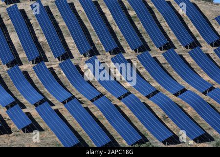 Energia pulita (pannelli solari) nei campi di Andalusia Foto Stock