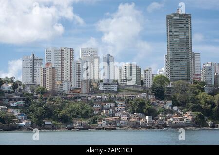 Brasile, Bahia, Salvador. Ricchi blocchi di appartamenti e favela quartieri nella regione di campo Grande della città Foto Stock