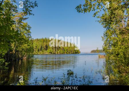 Le pittoresche isole dell'arcipelago di Valaam. Vista di una delle isole e del lago Ladoga in una mattinata estiva. Carelia, Russia. Foto Stock