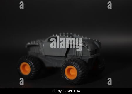 3D rendering di un concetto meno generico di un'auto fuori strada in ambiente di studio Nessun problema di marchio come l'auto è il mio design L'auto non esiste Foto Stock