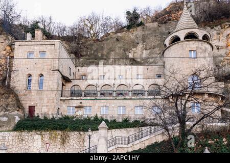 La Chiesa delle Grotte sulla collina di Gellert a Budapest, Ungheria. Fu fondata nel 1926 e fu originariamente sede di San Istvan. Foto Stock