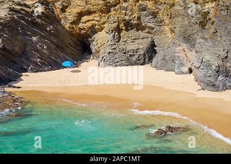 Vasca da bagno spiaggia vicino Porto Covo, Costa Vicentina parco naturale, Portogallo Foto Stock