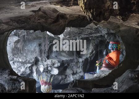 Cambogia, Kambot. Una statua buddista nelle grotte di Kampong Foto Stock