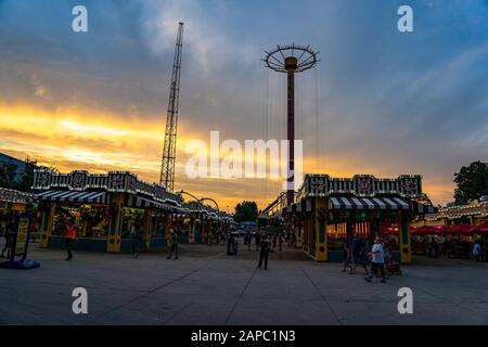 Gli ospiti che si divertono al Six Flags Great Adventure un famoso parco divertimenti situato nella cittadina di Jackson nel New Jersey Foto Stock