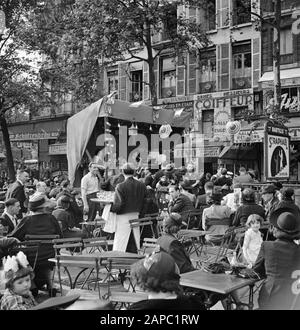 Quatorze Juillet a Parigi Descrizione: 14 luglio 1938 Parigi, festa di persone a Place de la Bastille. Terrazza con camerieri e orchestra con 3 donne e 1 uomo. Destra l'entrata della metropolitana Bastille con la caratteristica pubblicità di San Raphaël Data: 14 luglio 1938 posizione: Francia, Parigi Parole Chiave: Popolazione, danze, feste, sottopavai, camerieri, sculture di strada, terrazze Nome personale: Bastille Foto Stock