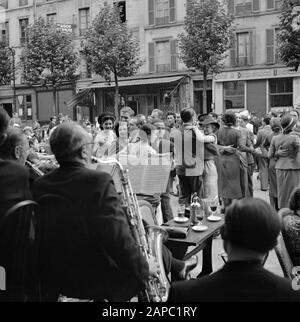 Quatorze Juillet a Paris Descrizione: 14 juillet (Quatorze Juillet) 1938 Parigi, orchestra e balli sulla strada Data: 14 Luglio 1938 Località: Francia, Parigi Parole Chiave: Popolazione, danze, feste, musica, musicisti, orchestre, sculture di strada, terrazze Nome dell'istituto: Sorbonne Foto Stock
