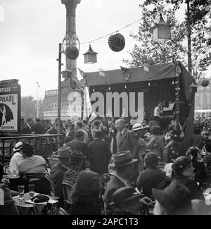 Quatorze Juillet a Parigi Descrizione: 14 luglio 1938 Parigi, festa a Place de la Bastille. Orchestra con 3 donne e un uomo. Pianista è anche un cantante, si rafforza con un corno di chiamata. Ingresso sinistro della stazione della metropolitana Bastille. In background la colonne de juillet Data: 14 Luglio 1938 Località: Francia, Parigi Parole Chiave: Popolazione, feste, lanterne, sculture di strada, terrazze Nome personale: Bastille Foto Stock
