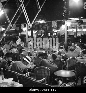 Quatorze Juillet a Parigi Descrizione: 14 luglio 1938 Parigi, festaioli sulla terrazza di notte Data: 14 luglio 1938 Località: Francia, Parigi Parole Chiave: Tiro serale, popolazione, feste, sculture di strada, terrazze Nome personale: Coupole Foto Stock