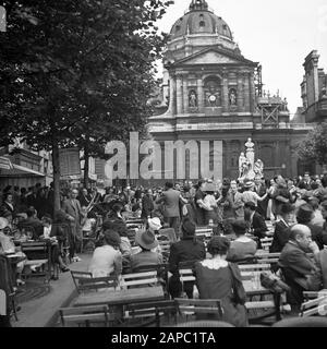 Quatorze Juillet a Paris Descrizione: 14 juillet (Quatorze Juillet) 1938 Parigi, festa e balli sulla terrazza. Sulla sinistra sotto gli alberi un'orchestra. Sullo sfondo una chiesa con e un gruppo di sculture Data: 14 luglio 1938 Località: Francia, Parigi Parole Chiave: Popolazione, danze, feste, immagini di strada, terrazze Nome istituto: Sorbonne Foto Stock