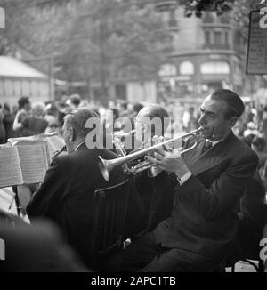 Quatorze Juillet a Paris Descrizione: 14 juillet (Quatorze Juillet) 1938 Parigi, l'orchestra suona musica da ballo. In background Dancing People Date: 14 July 1938 Location: France, Paris Keywords: Popolazione, danze, feste, musica, musicisti, immagini di strada, terrazze Nome istituto: Sorbonne Foto Stock