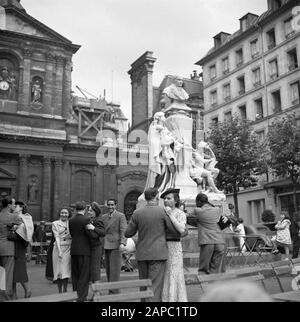 Quatorze Juillet a Paris Descrizione: 14 Luglio 1938, festa, balli sulla strada a un monumento e chiesa Data: 14 Luglio 1938 Località: Francia, Parigi Parole Chiave: Popolazione, danze, feste, immagini di strada Foto Stock
