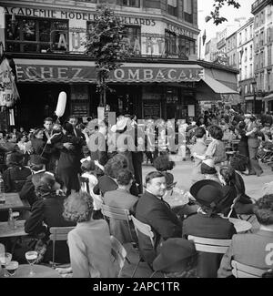 Quatorze Juillet a Paris Descrizione: 14 Luglio 1938 Parigi, festa e balli persone di fronte allo stabilimento Chez Combacau dove si trova anche una Billiards Academy Data: 14 Luglio 1938 Ubicazione: Francia, Parigi Parole Chiave: Popolazione, danze, feste, immagini di strada, terrazze Foto Stock