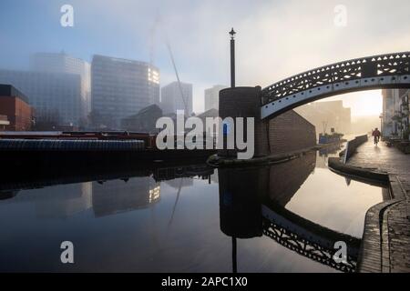 Misty mattina invernale sul bacino di gas Street a Birmingham, West Midlands Inghilterra UK Foto Stock