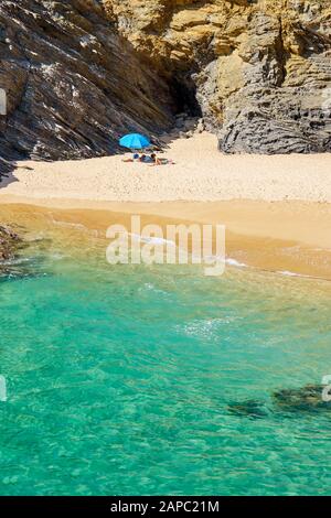 Vasca da bagno spiaggia vicino Porto Covo, Costa Vicentina parco naturale, Portogallo Foto Stock