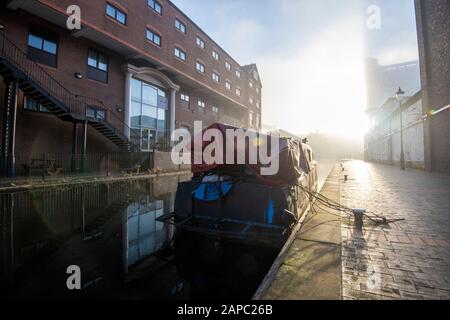 Misty mattina invernale sul bacino di gas Street a Birmingham, West Midlands Inghilterra UK Foto Stock