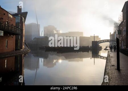 Misty mattina invernale sul bacino di gas Street a Birmingham, West Midlands Inghilterra UK Foto Stock