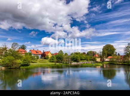 Il parco cittadino e Rothenburg stagno a Dinkelsbuhl Città Vecchia, Franconia centrale, Baviera, Germania, una popolare destinazione di viaggio sulla Strada Romantica ro turistico Foto Stock