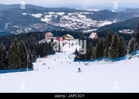 Centro sciistico Ilgaz nel parco nazionale in inverno con impianti di risalita e sciatori Foto Stock