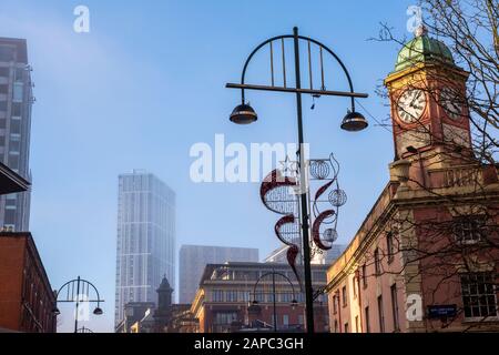 Una mattina di inverno misty su Broad Street a Birmingham, West Midlands Inghilterra Regno Unito Foto Stock