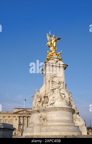 Il monumento al Victoria Memorial di Sir Thomas Brock di fronte a Buckingham Palace, Londra, Regno Unito Foto Stock