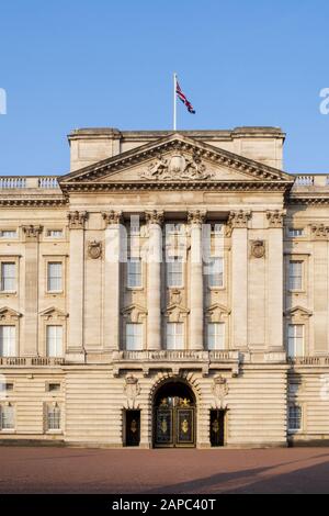 La facciata di Buckingham Palace, residenza ufficiale della Regina d'Inghilterra, Westminster, Londra Foto Stock