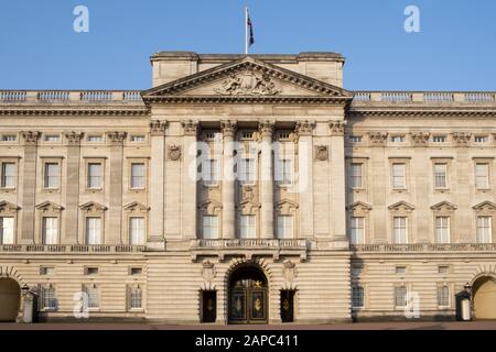 La facciata di Buckingham Palace, residenza ufficiale della Regina d'Inghilterra, Westminster, Londra Foto Stock