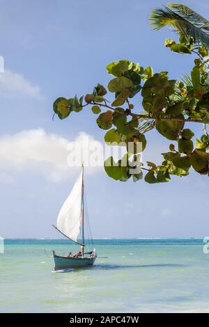 America Centrale, Nicaragua, Isola Di Little Corn. Una tradizionale barca a vela caraibica in legno sul mare turchese. Foto Stock