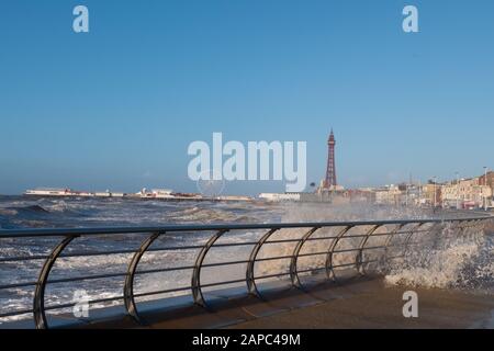 Forti venti e alta marea a Blackpool Foto Stock
