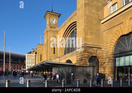 Approccio e facciata della stazione ferroviaria di King's Cross, Londra, Inghilterra, Regno Unito Foto Stock