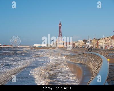 Forti venti e alta marea a Blackpool Foto Stock