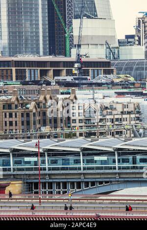 Londra. Blackfriars Railway Bridge e la stazione ferroviaria, il Millennium pedonale bridge e gli edifici del quartiere finanziario della City of London. Foto Stock