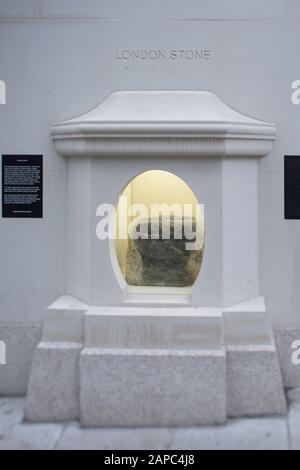 Londra, Canon St. The London Stone, un pezzo di calcare apparentemente magico olitico situato su una linea Ley e recentemente ospitato in un involucro dal 2018 Foto Stock