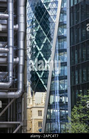 L'edificio Lloyd's, la chiesa di Gherkin e St. Andrew Undershaft, con moderni uffici nel quartiere finanziario della City of London Foto Stock