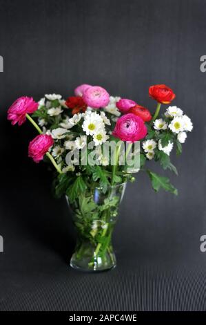 Bouquet floreale su sfondo nero. Foto Stock