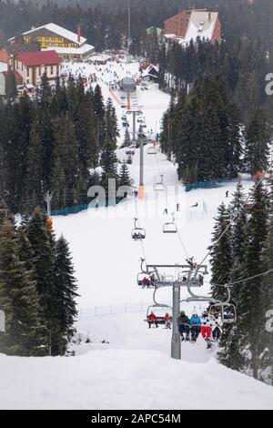 Centro sciistico Ilgaz nel parco nazionale in inverno con impianti di risalita e sciatori Foto Stock