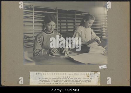 Busta Factory Bontamps In Venlo Descrizione: 3. È fatto soltanto con i lotti piccoli e le dimensioni incourant. Questo lavoro è fatto anche da macchine; una macchina piega un giorno da 30.000 a 100.000 pezzi Data: Parole Chiave dense: Buste, fabbriche Foto Stock