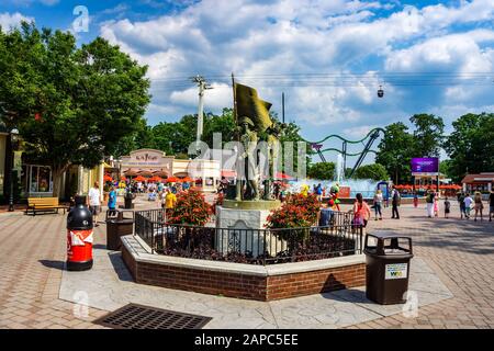 Gli ospiti che si divertono al Six Flags Great Adventure un famoso parco divertimenti situato nella cittadina di Jackson nel New Jersey Foto Stock