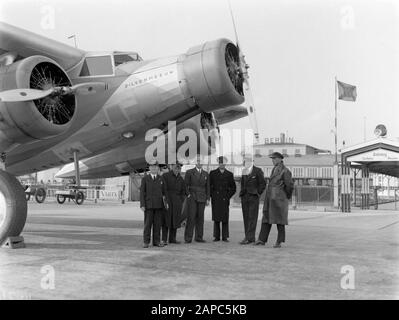 Aeroporto Berlin - Tempelhof Descrizione: 3rd da sinistra Harry Laponder, 4th dal pilota di sinistra Willem Beekman al Fokker F.XX PH-AIZ Zilvermeeuw Data: Ottobre 1934 posizione: Berlino, Germania Parole Chiave: Aviazione, compagnie aeree, piloti, aeromobili, personale aeronautico, aeroporti Nome istituto: Berlin-Tempelhof Foto Stock