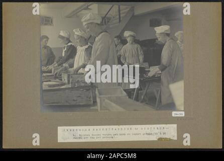 Twentsche Banketfabriek in Enschede Descrizione: 4.le scatole di stagno sono riempite con la torta e la pasticceria (80-90 scatole al giorno per persona) Data: 1919 luogo: Enschede, overijssel Parole Chiave: Panetterie, pasticceria, industria del pane e della pasticceria Foto Stock