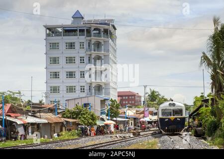 Treno Cambogian Royal Railways sulla nuova riapertura Poi PET a Phnom Penh tramite la linea Battambang Foto Stock