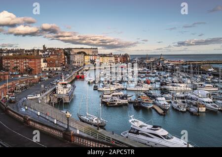 Ramsgate, Inghilterra - 17 gennaio 2020 Yacht ormeggiati nel porto turistico dell'imponente e storico Royal Harbour in una giornata invernale fresca ma luminosa. Foto Stock