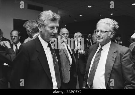 40 anni di Fondazione del lavoro; dal ministro De Koning, presidente della FNV W. Kok e presidente della VNO Van Lede Data: 19 giugno 1985 Nome personale: Kok W., Lede, C.J.A. del nome dell'istituzione: Foundation van de Arbeid, VNO Foto Stock