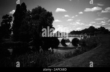 giardini di casa signorile inghilterra uk - girato su film bianco e nero Foto Stock