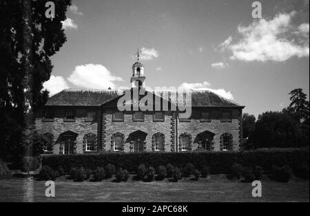 giardini di casa signorile inghilterra uk - girato su film bianco e nero Foto Stock