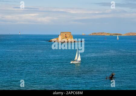 Francia, Saint Malo, Fort Du Petit-Be e in primo piano una piattaforma di immersione da una piscina che può essere utilizzato solo dalla bassa marea Foto Stock